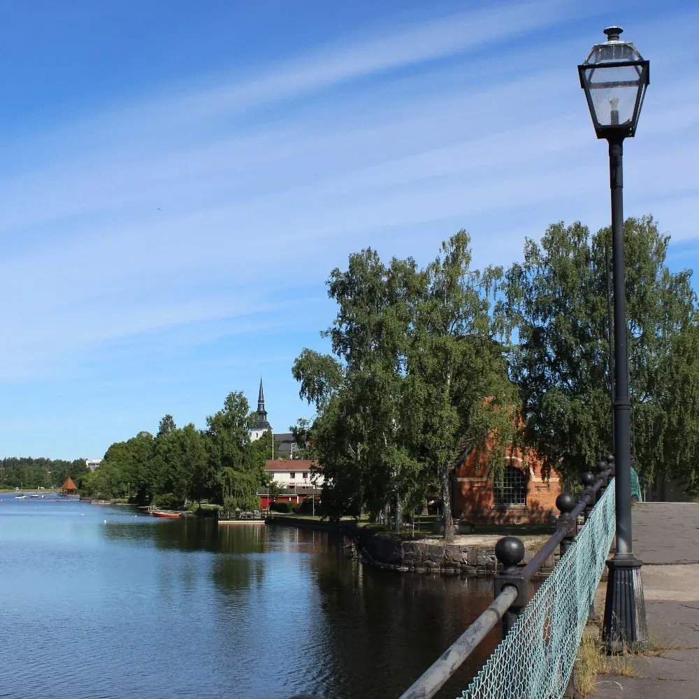Utsikt över vattnet i Lindesberg med kyrkans torn i bakgrunden
