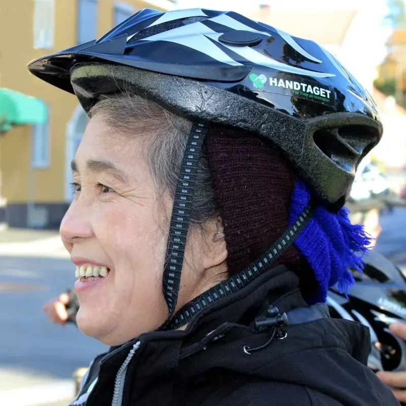Handtaget medarbetare med cykel