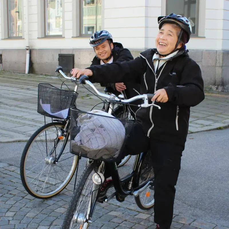 Handtaget medarbetare på cykel