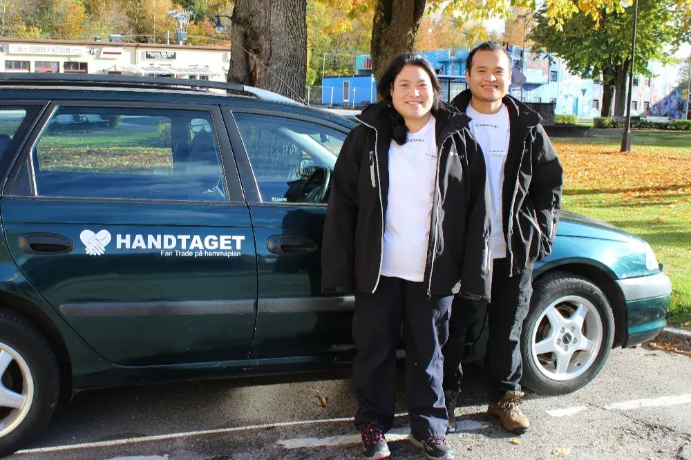 Två medarbetare från Linde-Handtaget vid företagets bil
