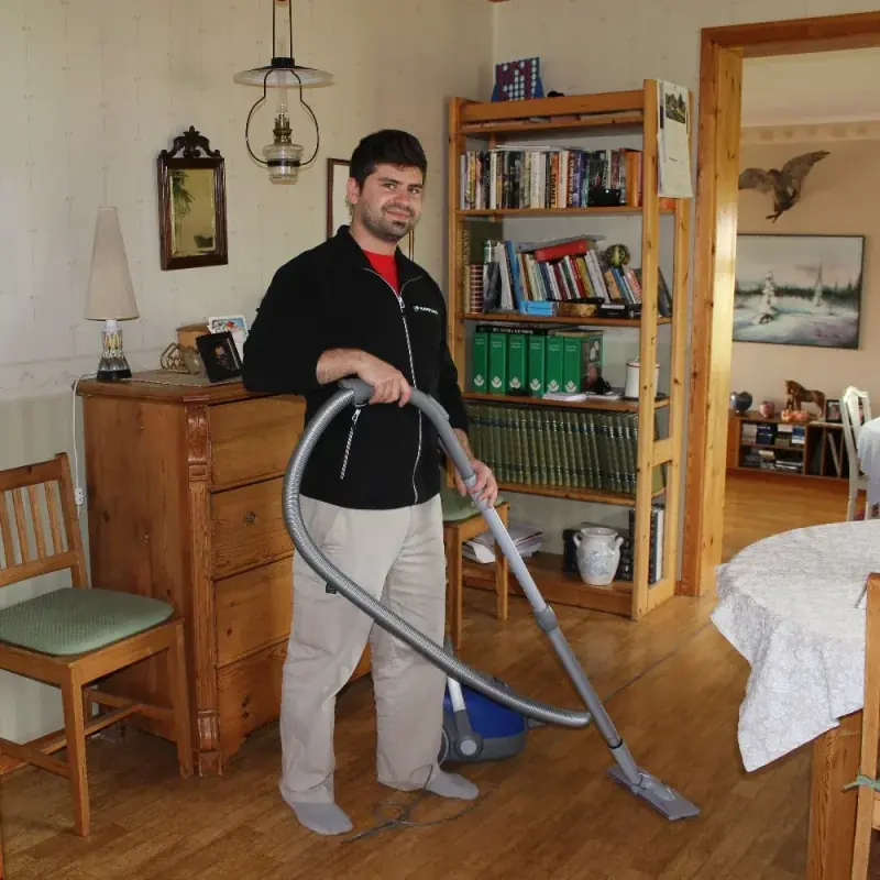 Handtaget medarbetare arbetar